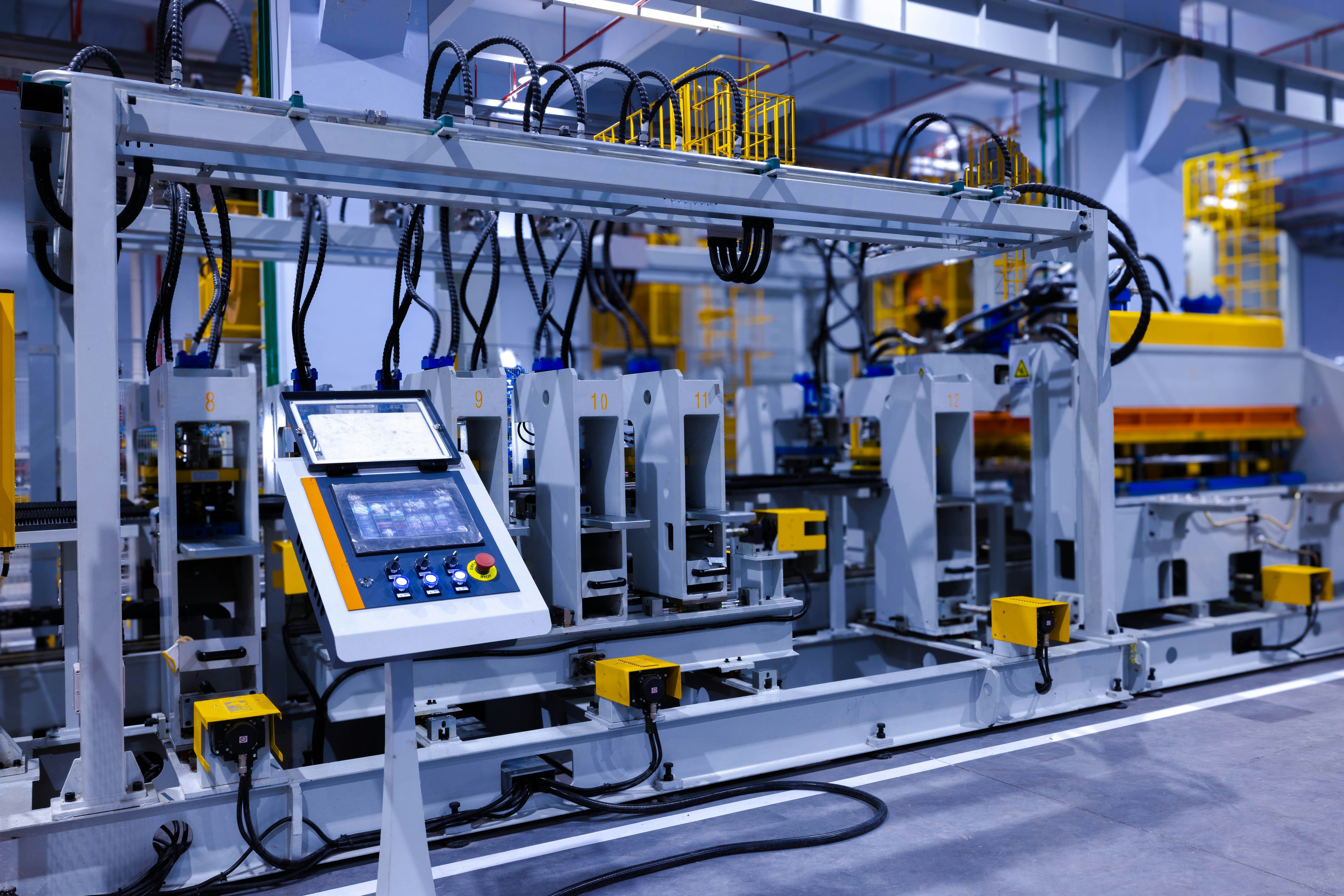 Linea di produzione automatizzata con bracci robotici e nastri trasportatori
