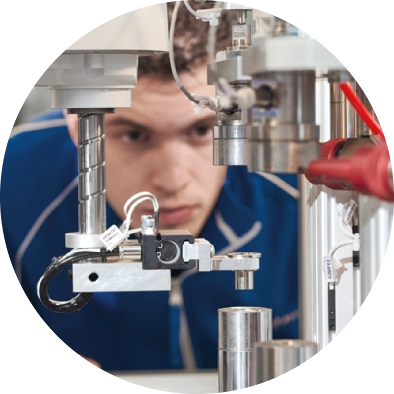 Matteo Iurato al lavoro con robotica e meccanica