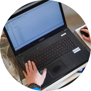 Matteo Iurato durante programmazione su computer con IDE