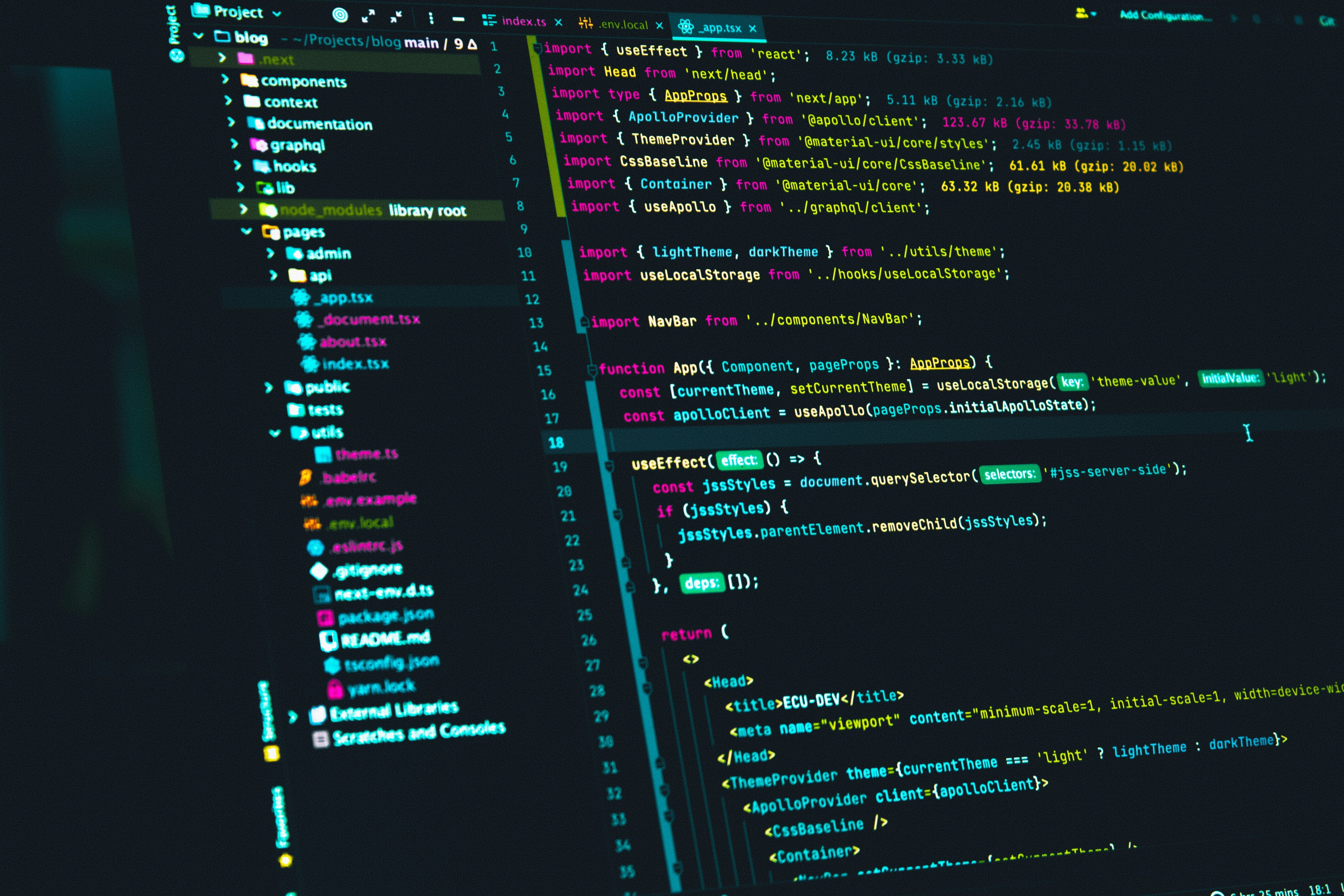 Doppio monitor con codice sorgente e terminale durante lo sviluppo software